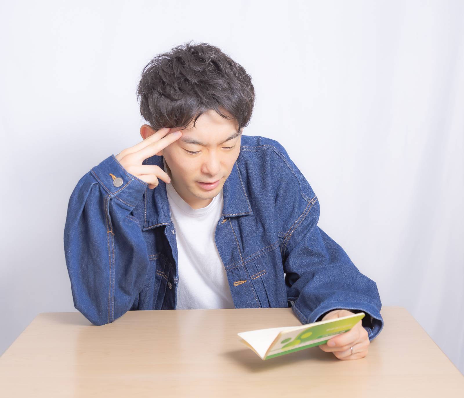 通帳を見る男性