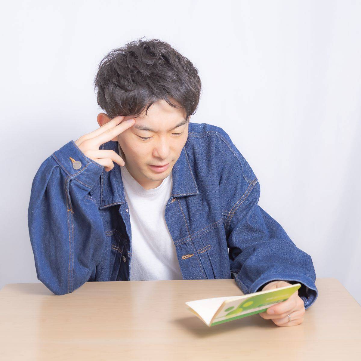 通帳を見る男性