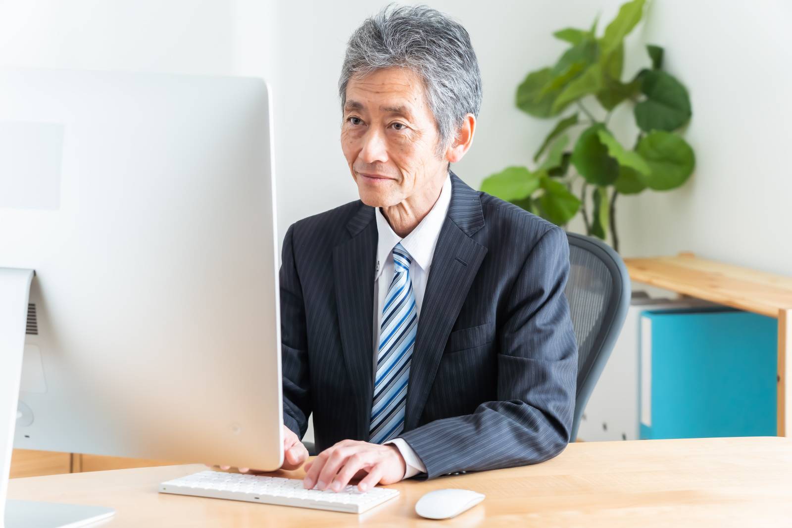 パソコン作業をする男性