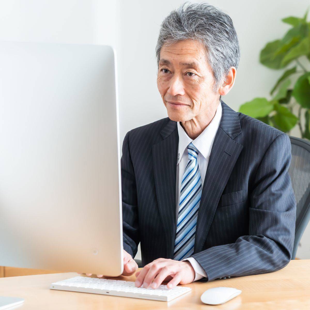 パソコン作業をする男性