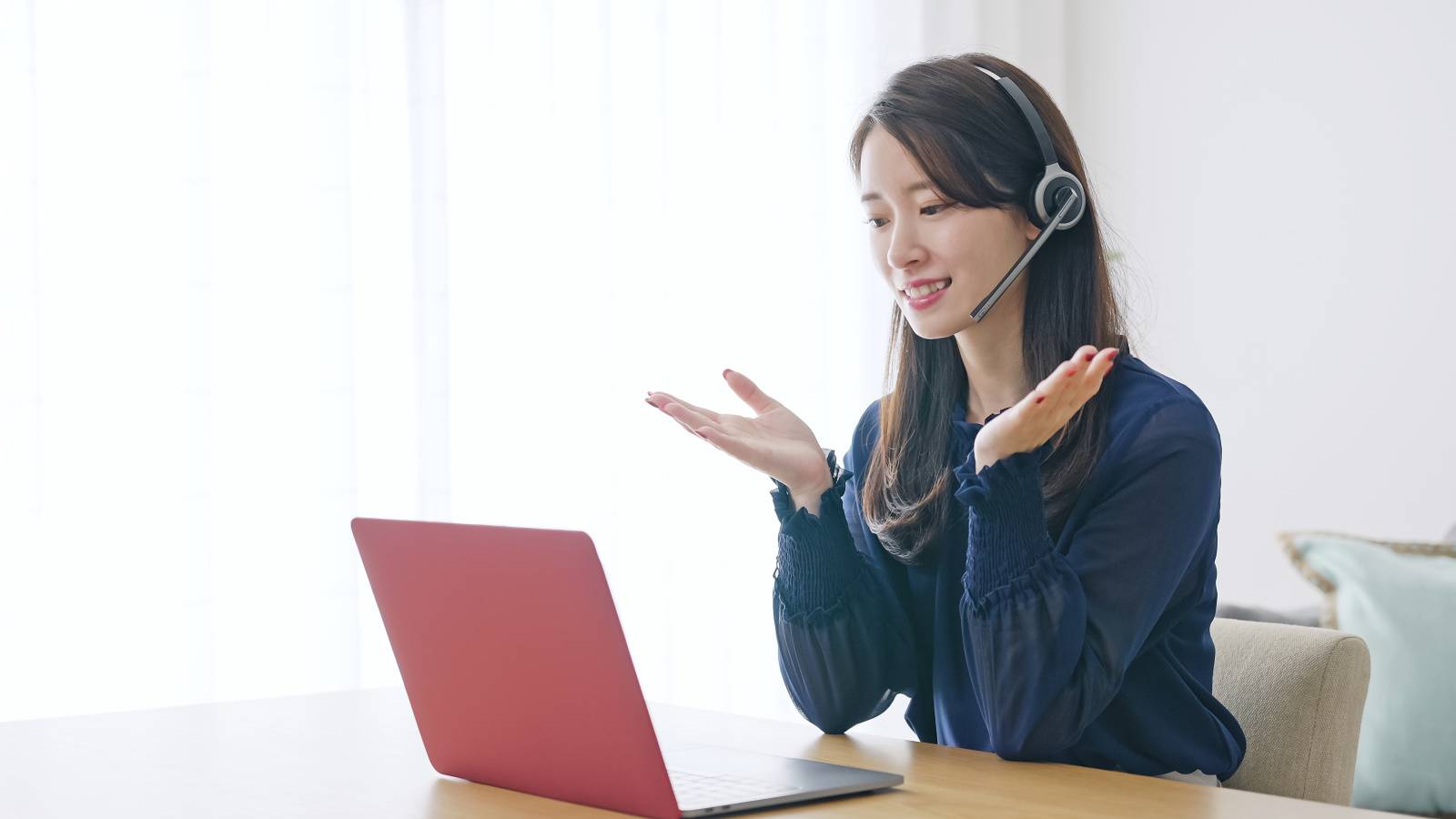 ビデオ通話する女性 