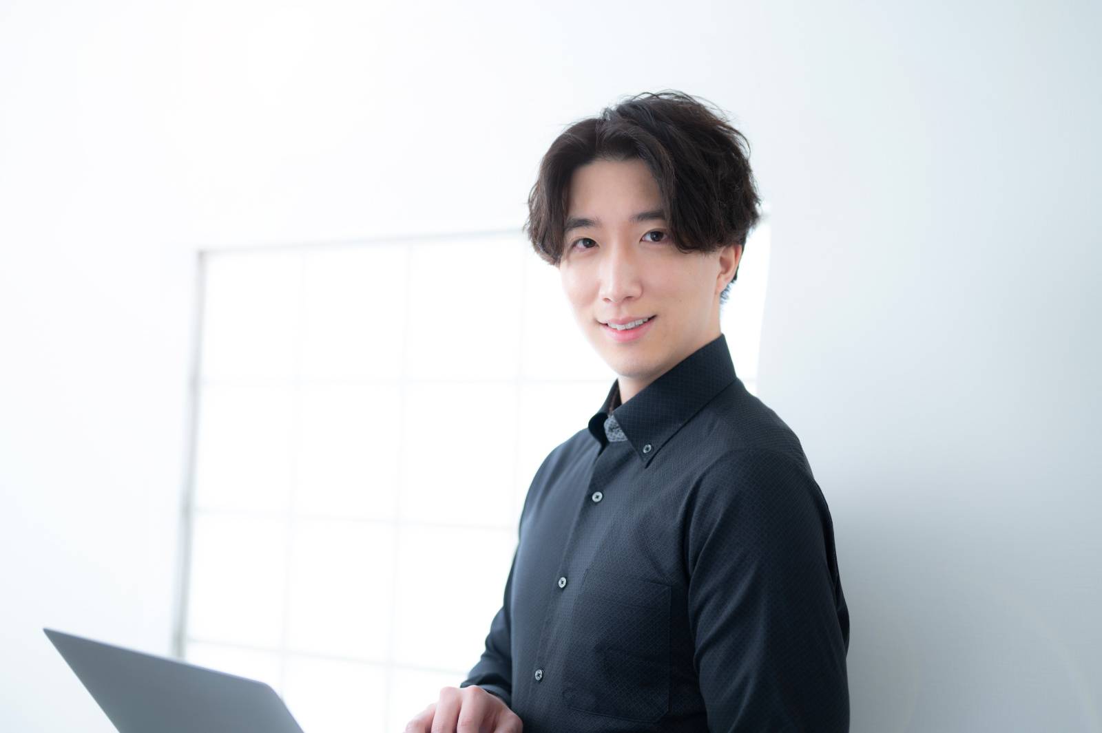 パソコンを使って仕事をする男性
