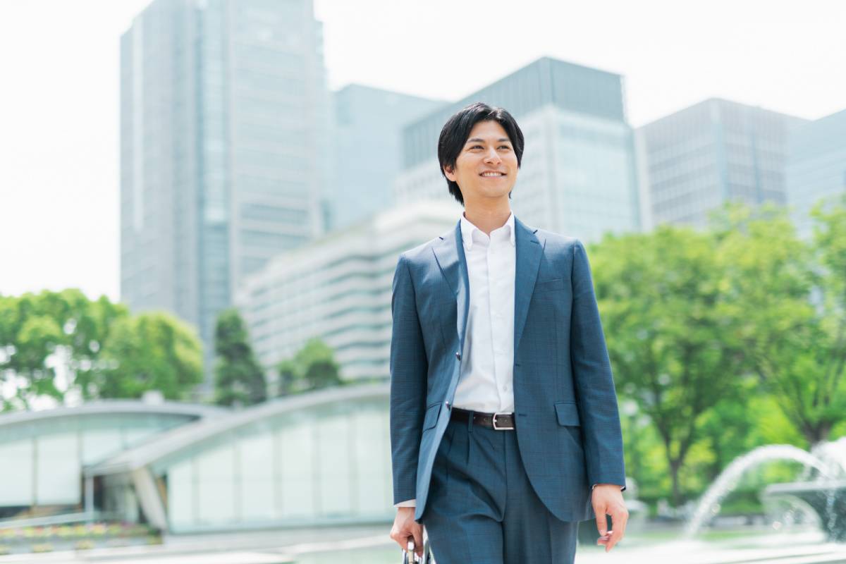 スーツ姿の男性