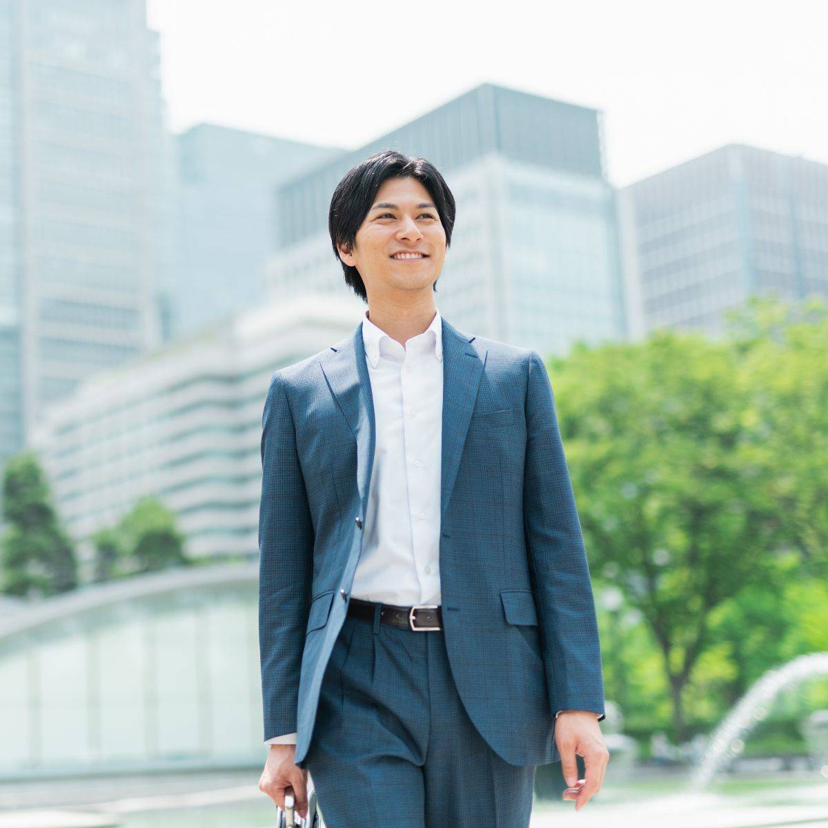スーツ姿の男性