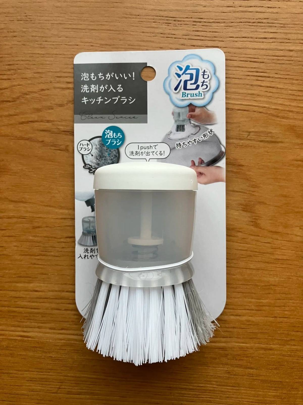 ダイソー洗剤が入るキッチンブラシ−１