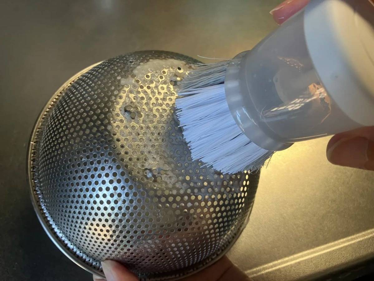 ダイソー洗剤が入るキッチンブラシ−３