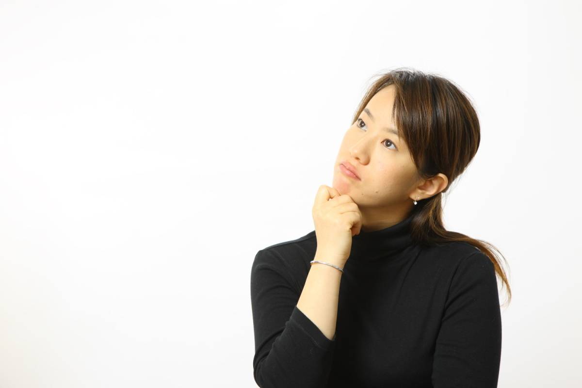 考えている女性