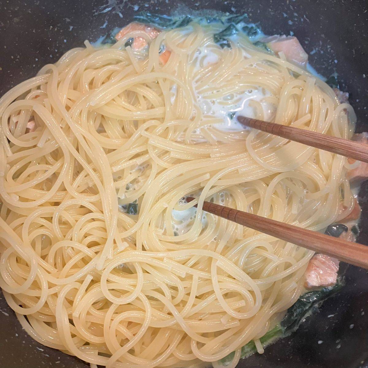 マ・マー公式の「鮭とほうれん草のクリームパスタ」のレシピ