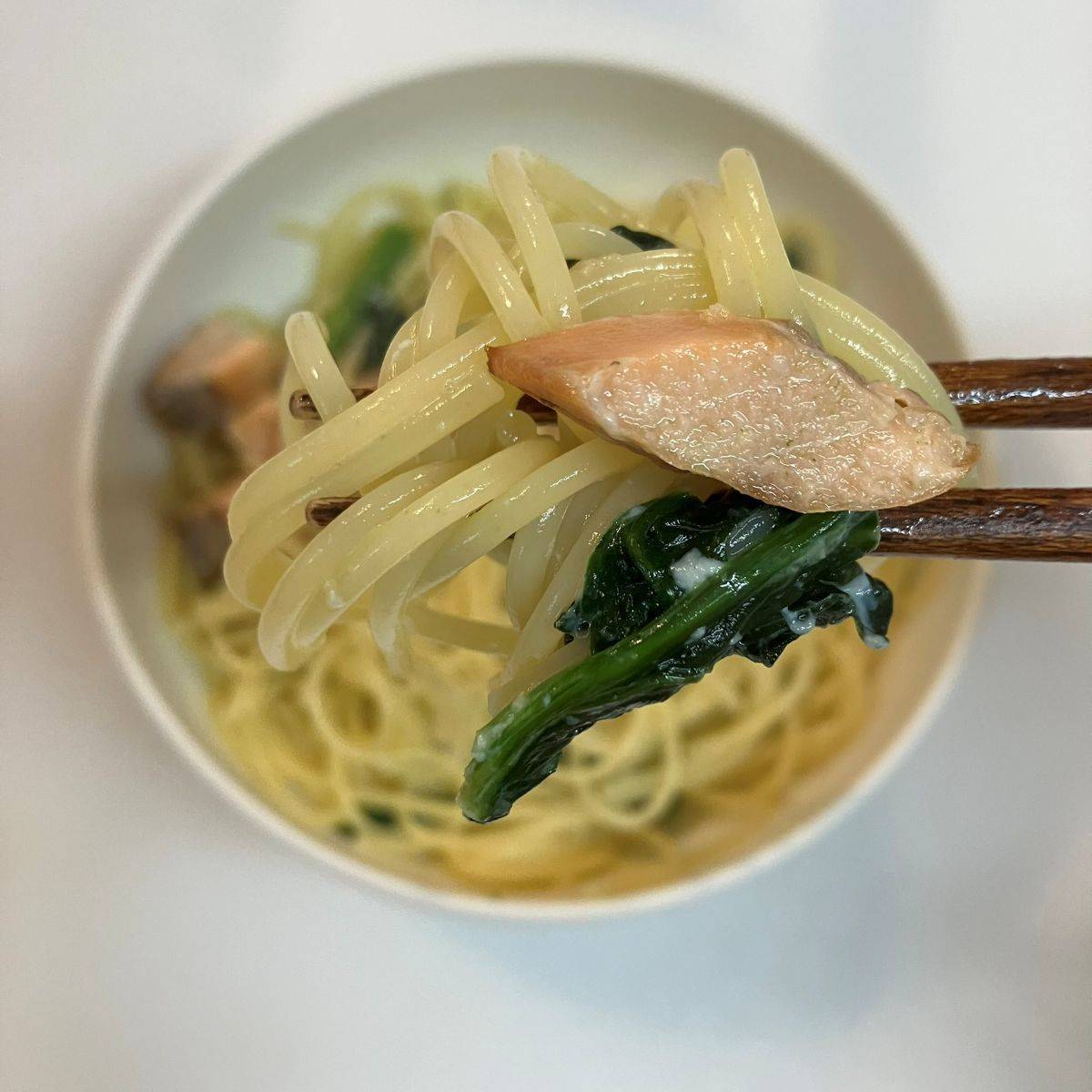 マ・マー公式の「鮭とほうれん草のクリームパスタ」のレシピ