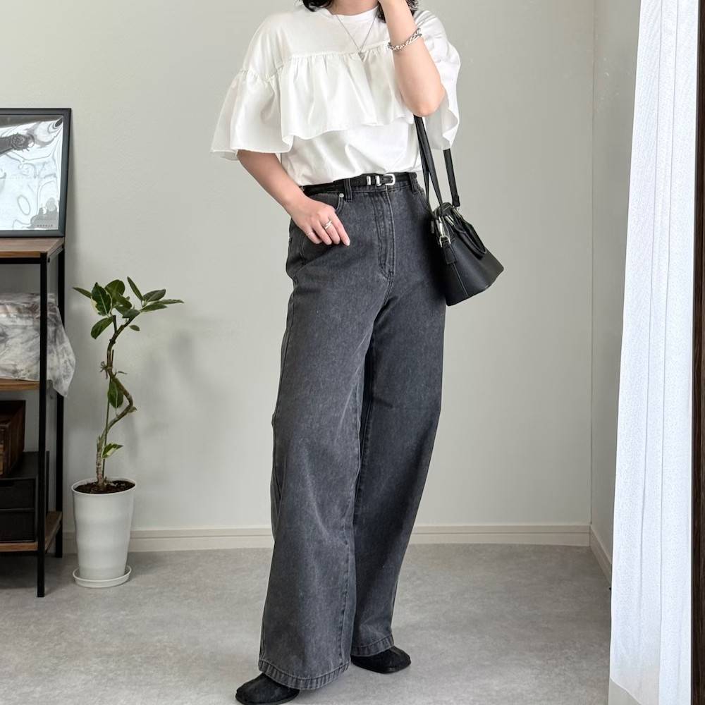 白Tシャツにデニムパンツを合わせた女性