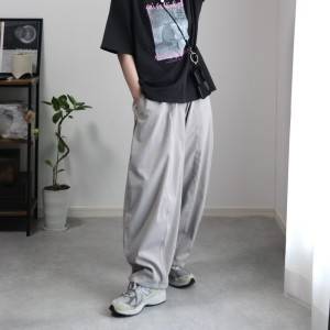 【2025年7月】50代はこう着てみて……！垢抜けるグレーパンツコーデ5選