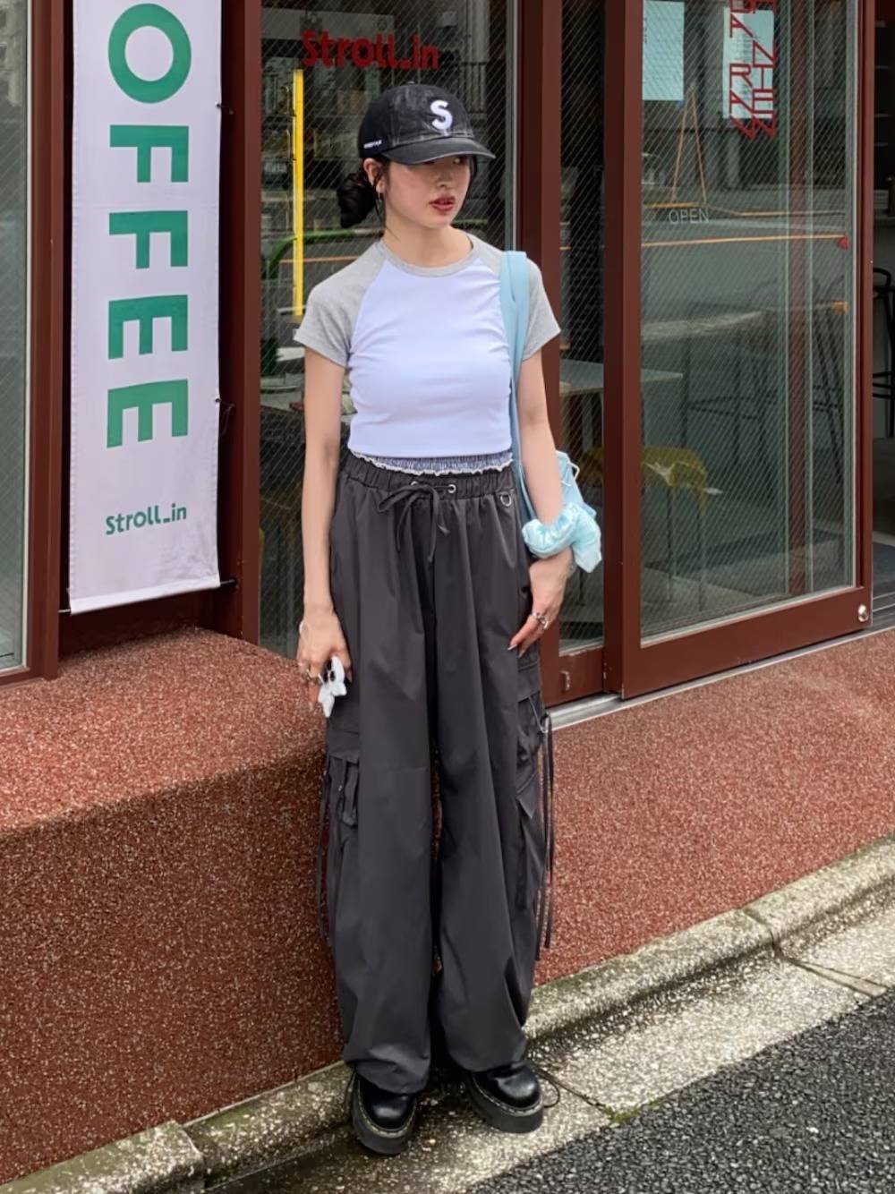 ラグランスリーブのTシャツ×カーゴパンツ