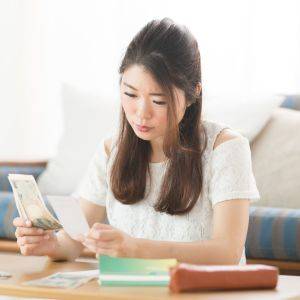  お金を数えている女性 