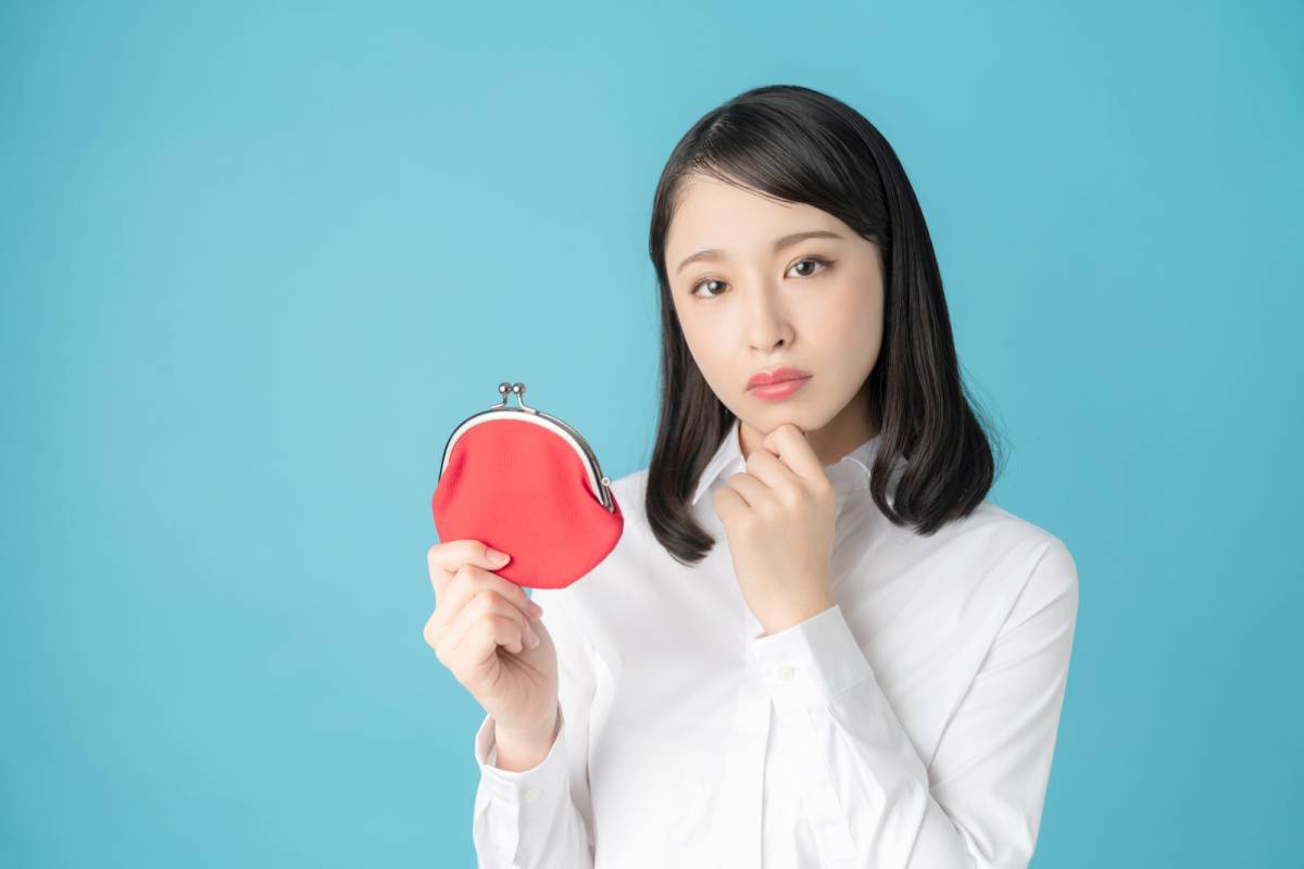 財布を持っている女性