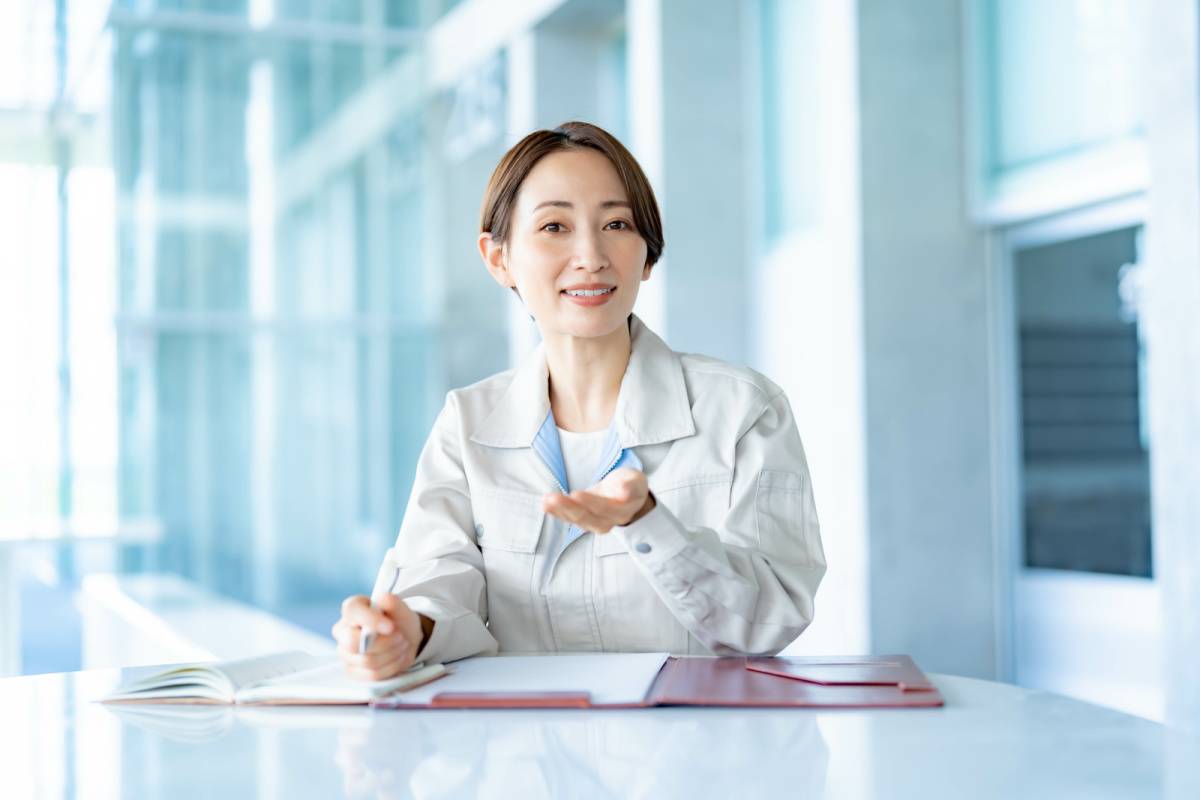 作業着姿の女性