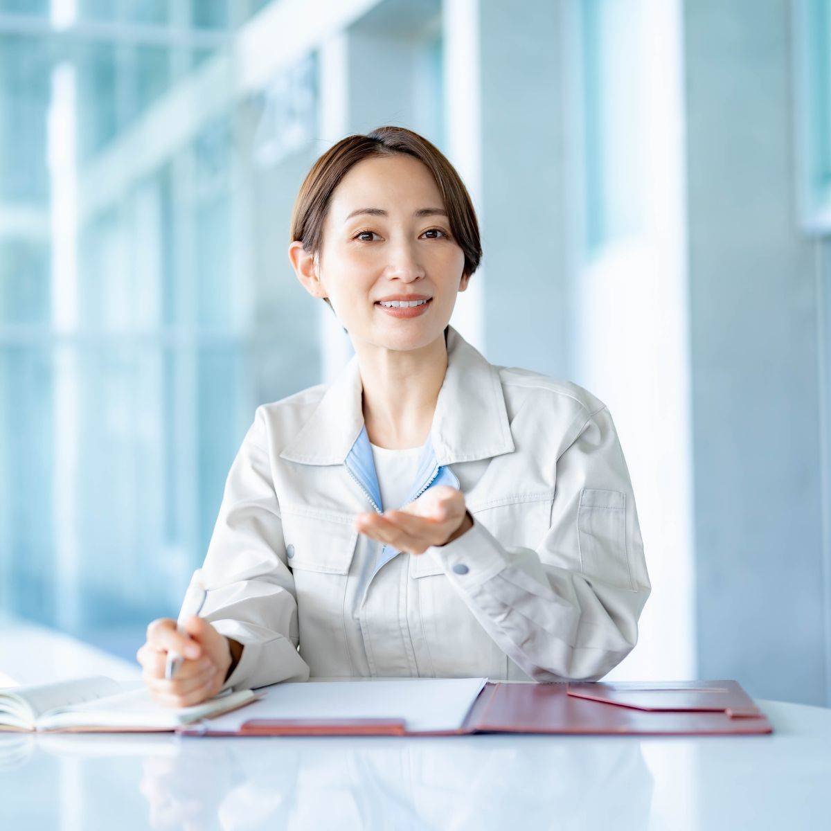 作業着姿の女性