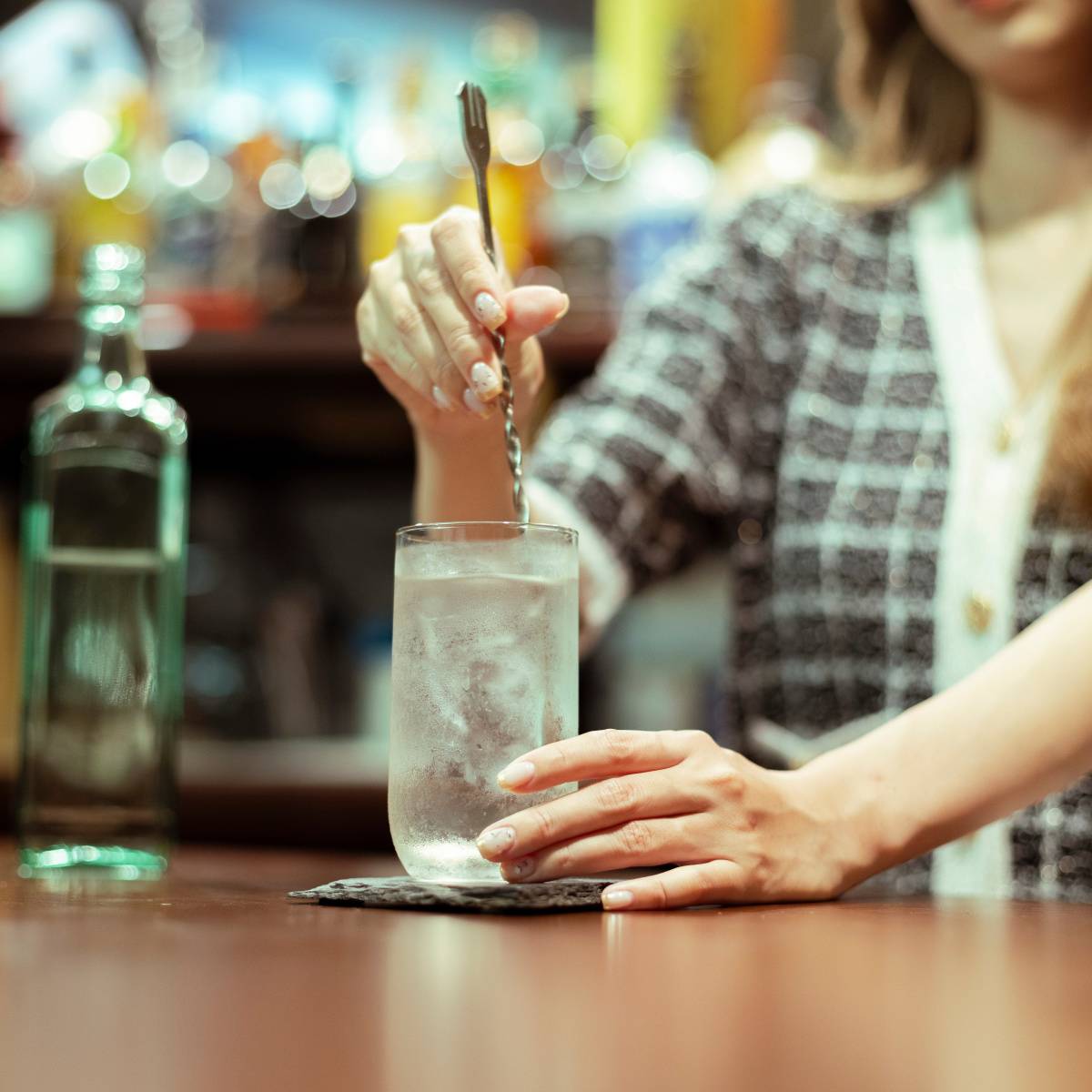 バーでお酒を提供する女性