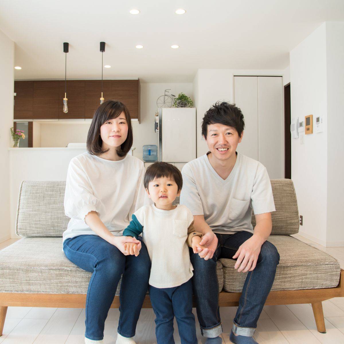ソファに座っている3人家族