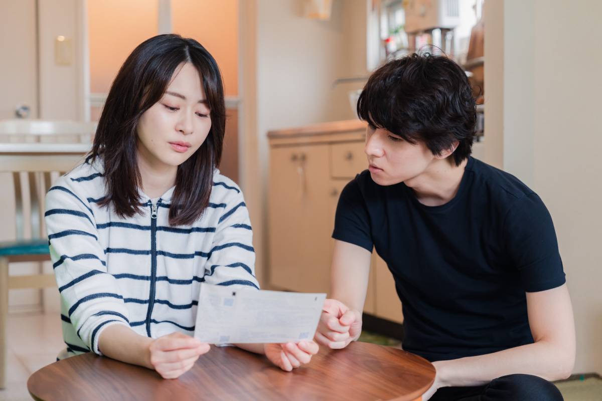 請求書を見ている夫婦