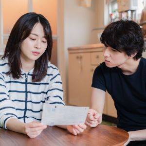  請求書を見ている夫婦 