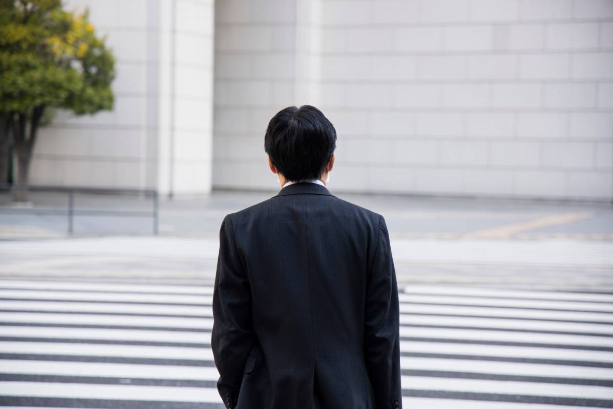 信号を待つ人