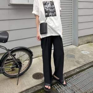 【2025年7月】50代はこう着てみて……！最高に垢抜ける黒パンツコーデ5選