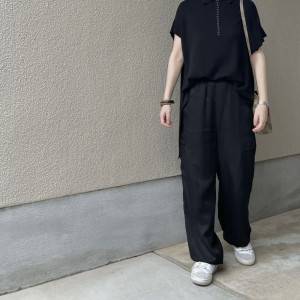 オールブラックコーデの女性 