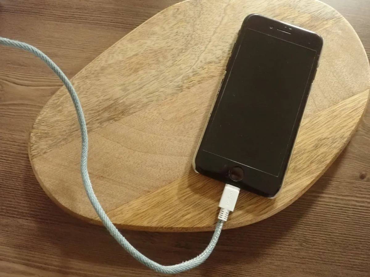ダイソーiPhone対応充電専用デニムケーブル ライトブルー−３