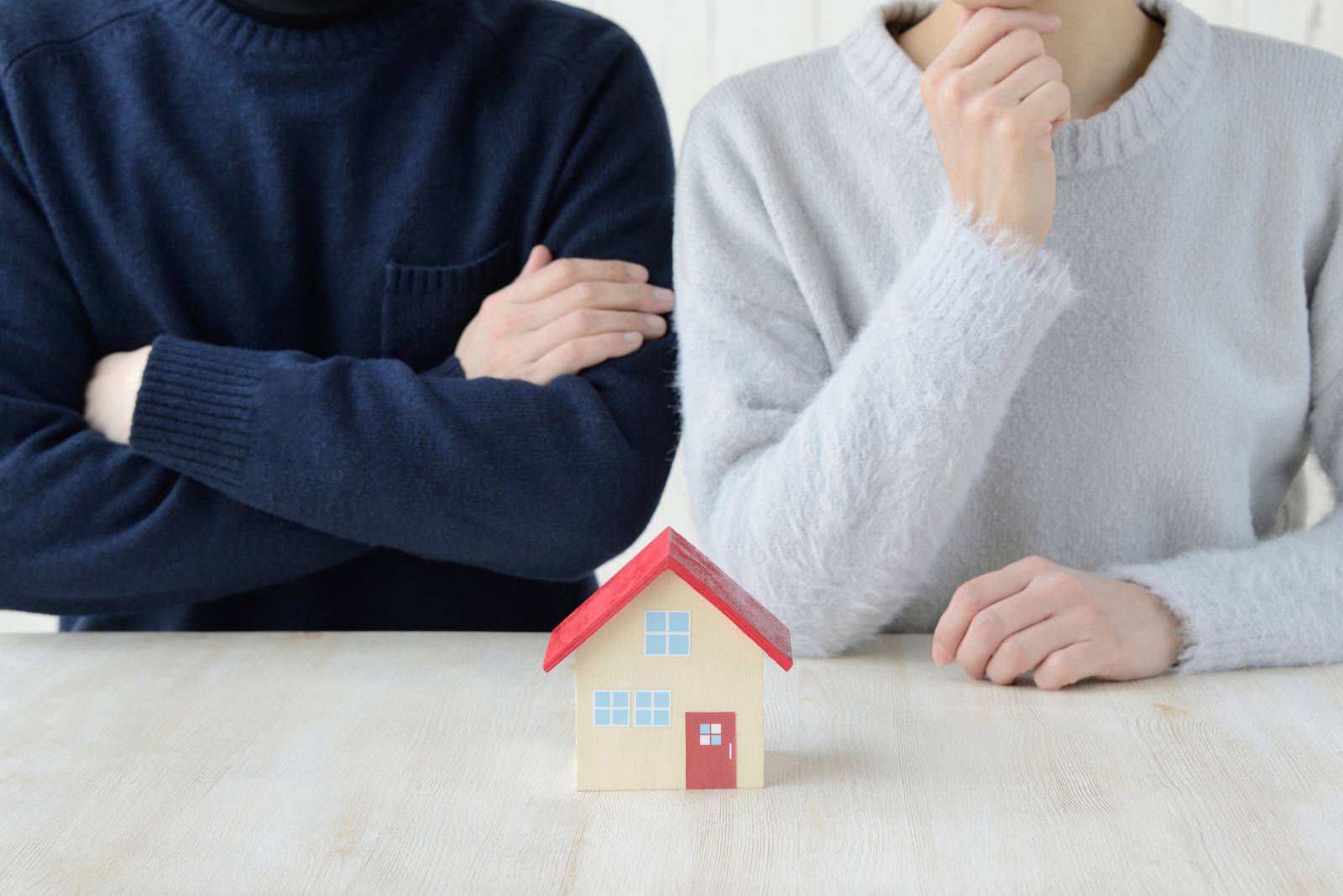 住宅に関して考える夫婦
