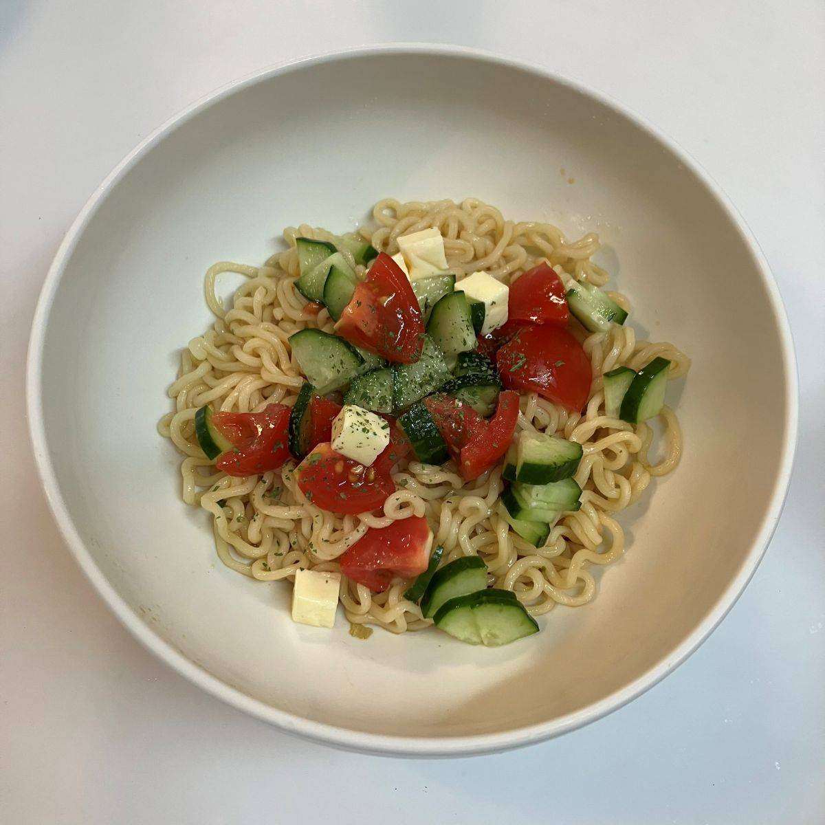 サッポロ一番公式の「チーズと夏野菜のさっぱり冷やしあえ麺」のレシピ