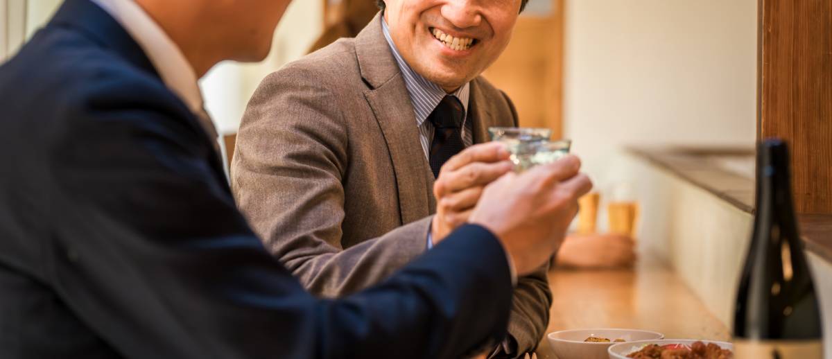 酒を飲む人