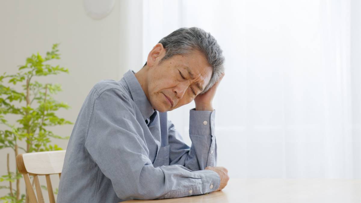 頭を抱える人