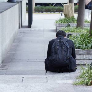  スーツ姿で座る男性の後ろ姿 