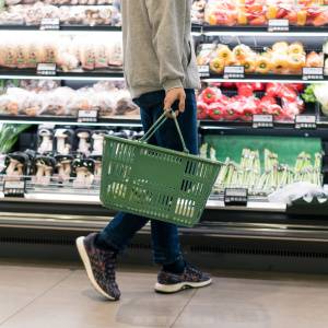 スーパーで買い物をする男性 