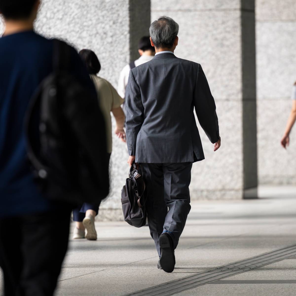スーツを着た男性の後ろ姿