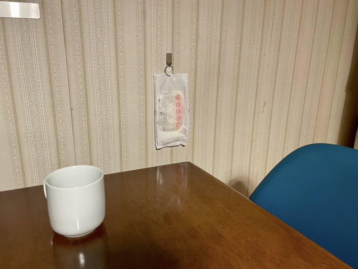 テーブルの近くのウエットティッシュアップ