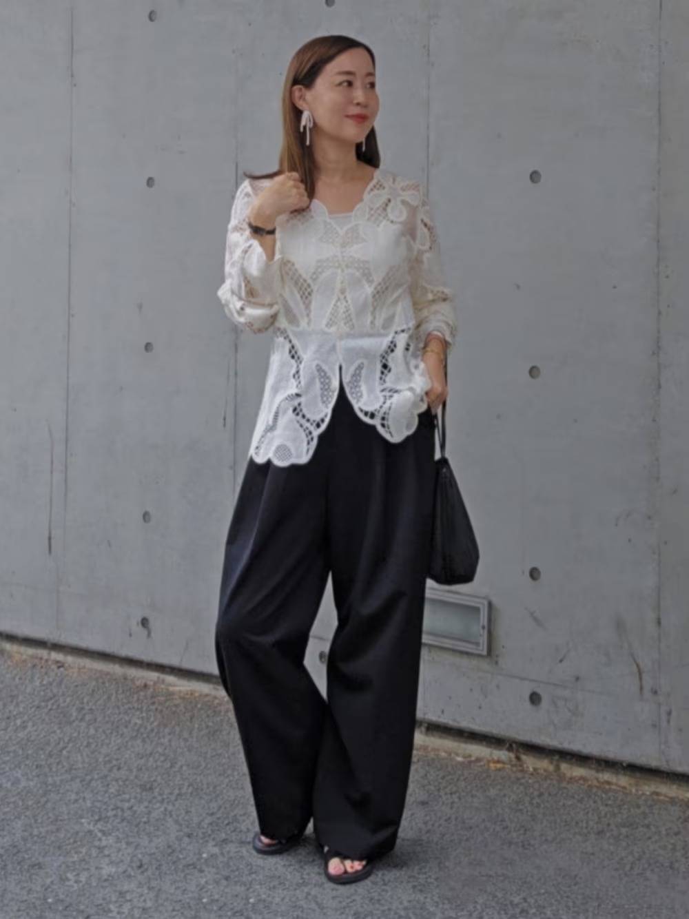 レースカーディガンを合わせてフェミニンに♡