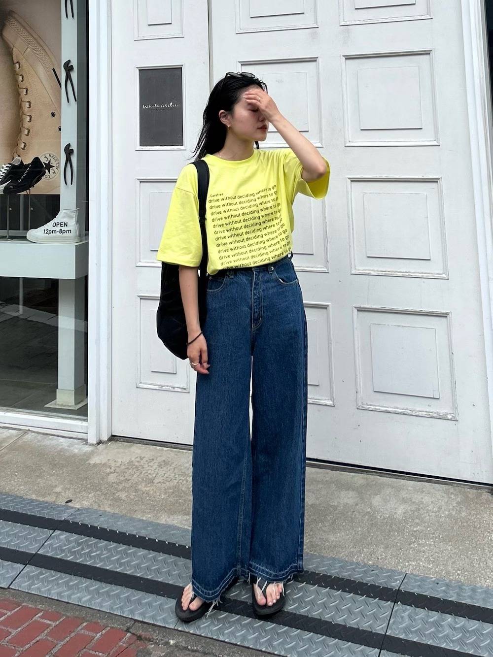 カラーTシャツ×ワイドデニムパンツ