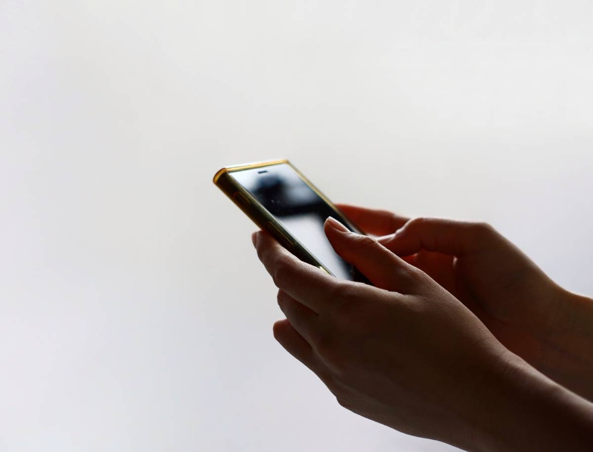 スマホを操作する人