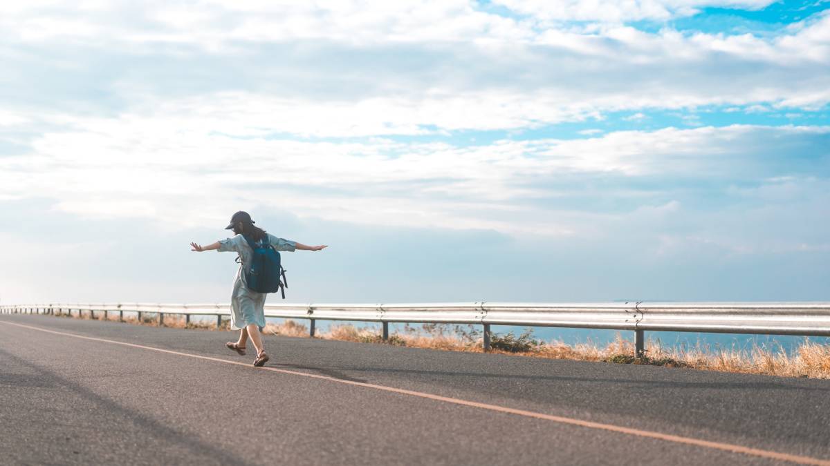 道を歩く人