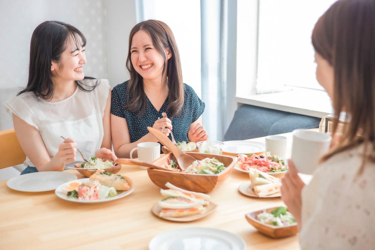 食事をする人