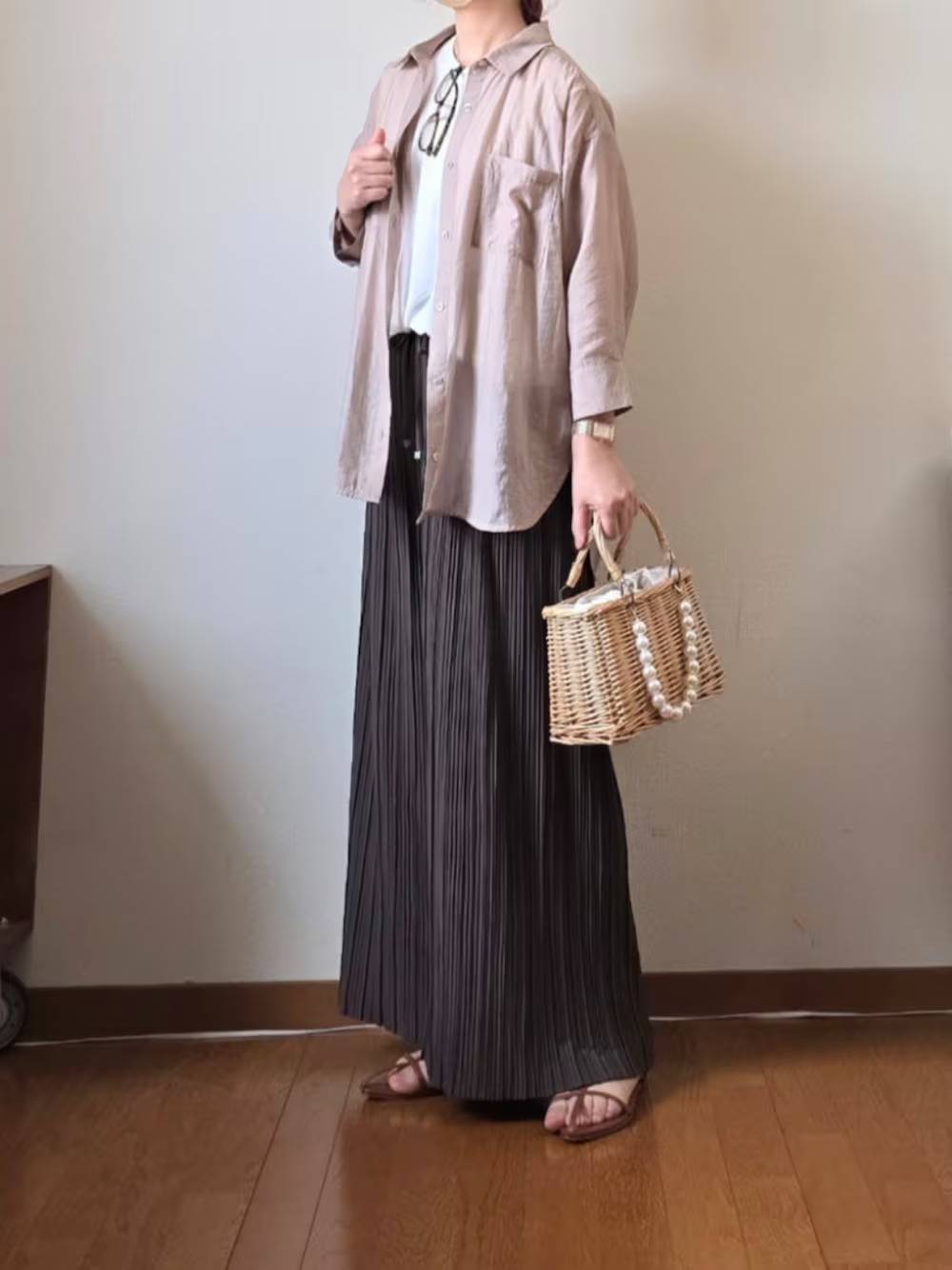 シアーシャツ×プリーツパンツ