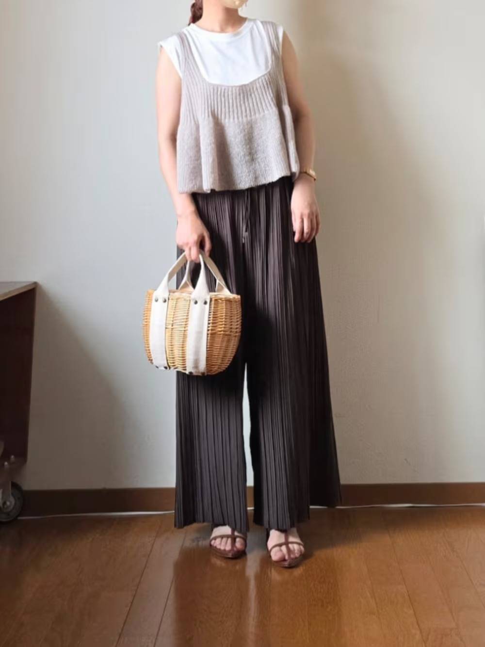 Tシャツ×ビスチェの重ね着が◎