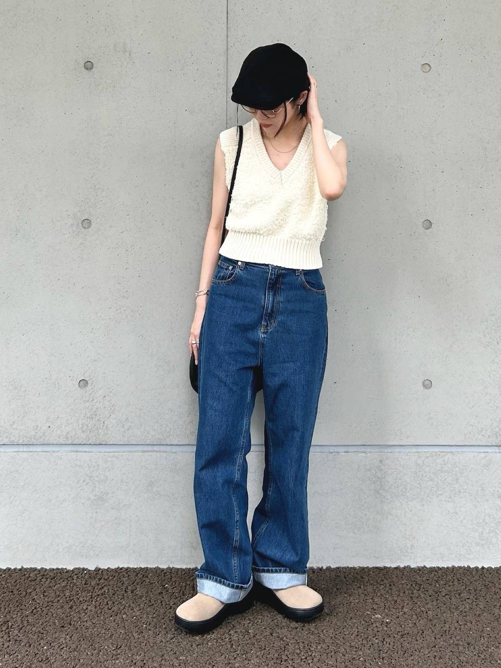Vネックのベストを合わせると◎