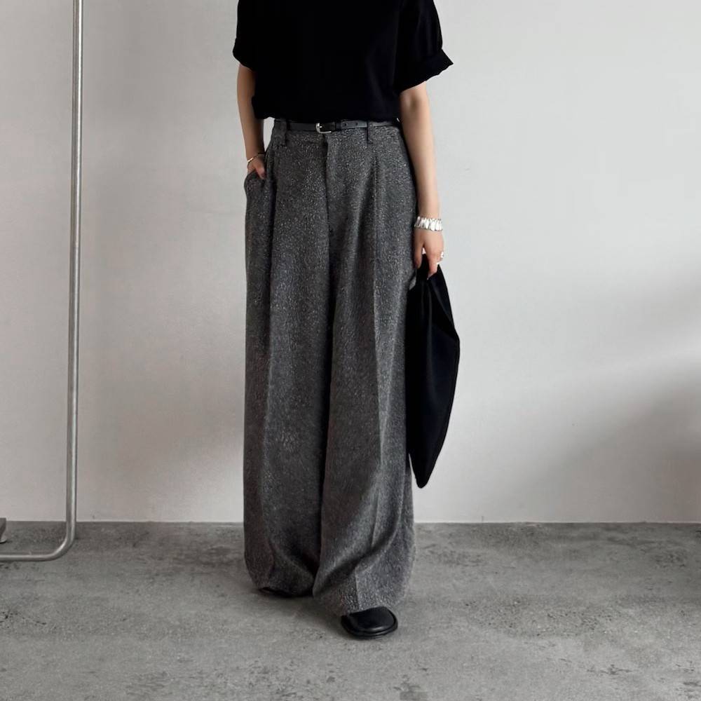 黒Tシャツにグレーパンツを合わせた女性