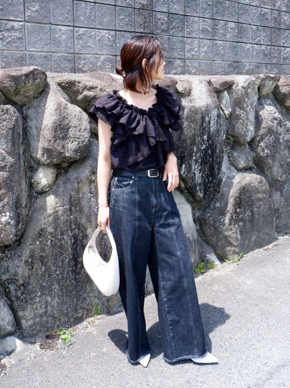 フリルブラウス×ワイドデニムパンツ