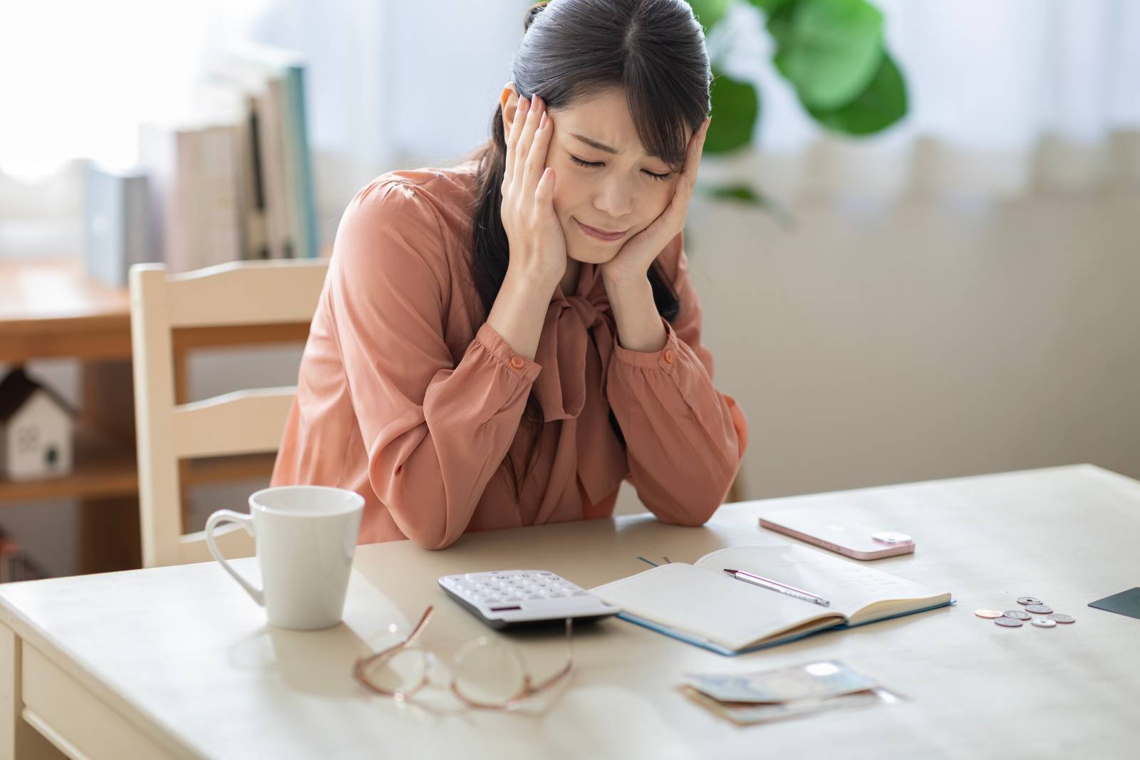 家計簿をつける女性