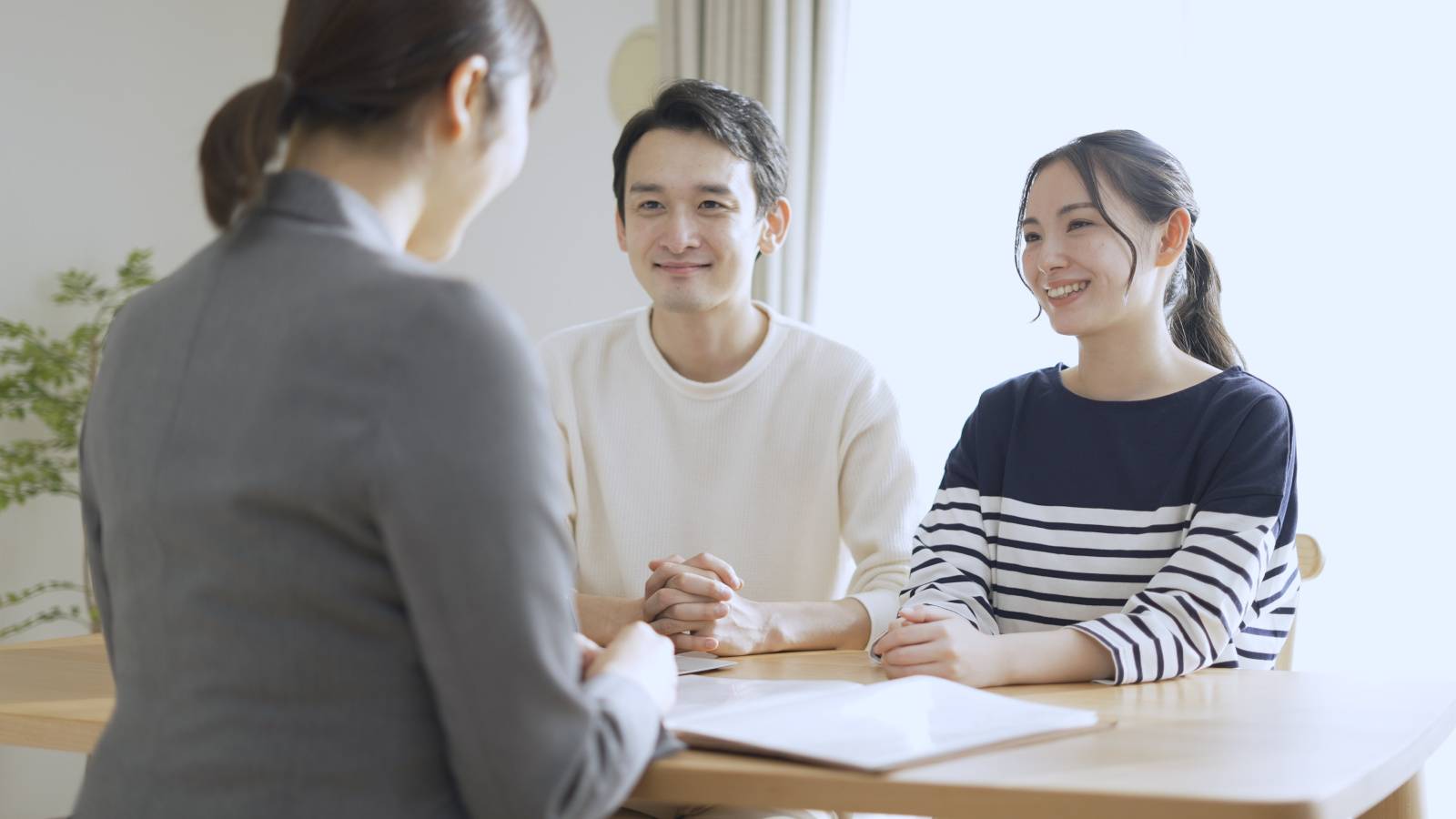 保険の契約をする夫婦 