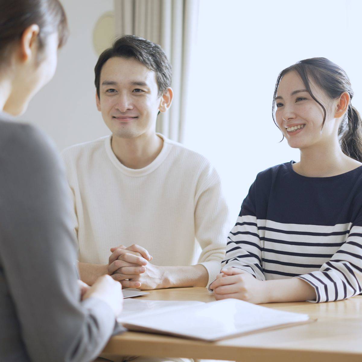 保険の契約をする夫婦