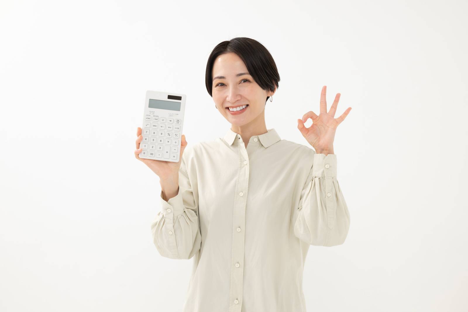 電卓を持つ女性